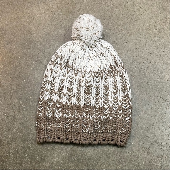Old Navy Cable Knit Pom Pom Snow Ski Beanie Hat Cap Y2K - Picture 1 of 9